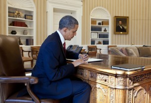 Barack_Obama_signs_Executive_Order
