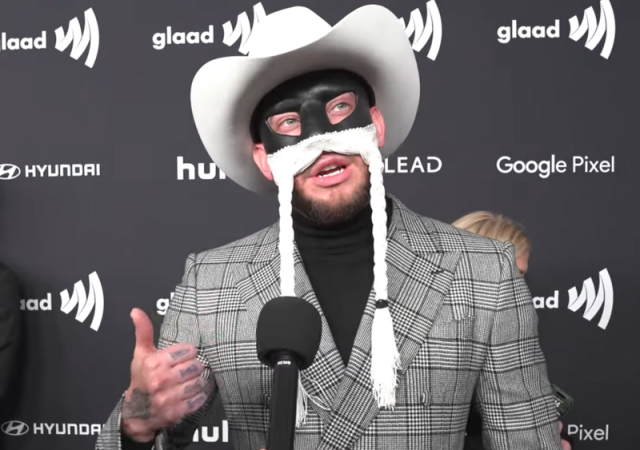 Will gay country crooner Orville Peck wear one of his signature face masks when he makes his Broadway debut this spring? That’s what fans of the singer are asking after […]